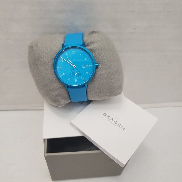New Skagen Womens Metallic Gorgeous Blue Color Silicone Watch Box RARE COLO